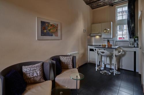 阿爾斯登的住宿－Meschermolen 11，带沙发和桌子的客厅以及厨房。