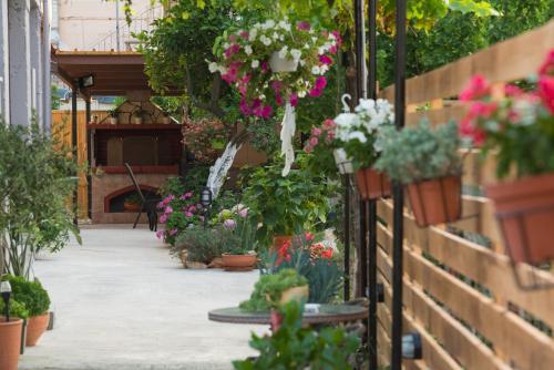 Κήπος έξω από το Liovore Apartments