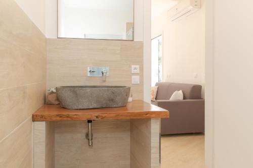 ein Badezimmer mit einem Waschbecken auf einer Holztheke in der Unterkunft Villa Pointe Alègre in Grimaud