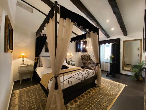 1 dormitorio con cama con dosel en una habitación en Bed&Breakfast Andio, en Dubrovnik