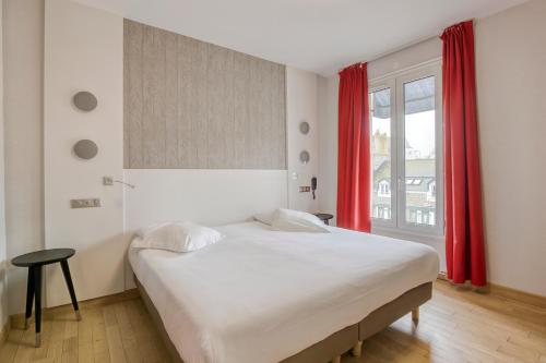 Кровать или кровати в номере Hotel Kyriad Saint Malo Centre Plage