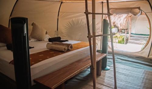Säng eller sängar i ett rum på Uman Glamping & Cenote Tulum