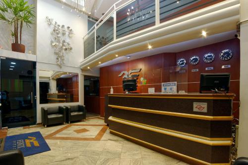 a lobby with a reception desk and a podium at Fênix Hotel Bom Retiro in Sao Paulo