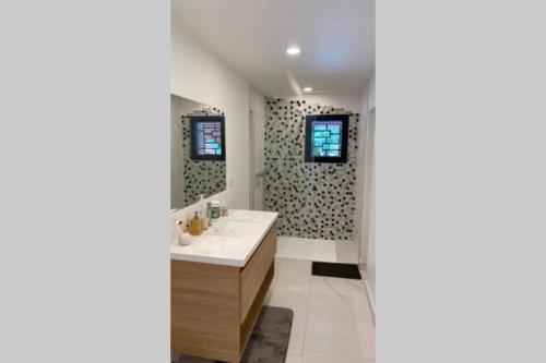a bathroom with a sink and a mirror at Magnifique villa avec piscine au coeur des vignes in Cogolin