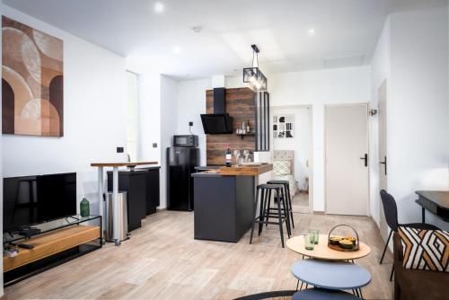 - une cuisine et un salon avec une table et un comptoir dans l'établissement Le Rinaldi, à Albi