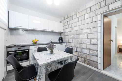Apartments & Rooms Braticevic