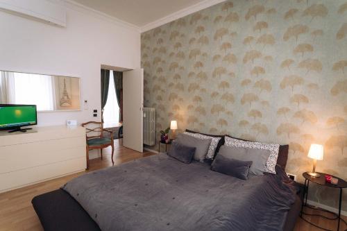 ローマにあるDuke's Apartmentのベッドルーム1室(ベッド1台、テレビ付)