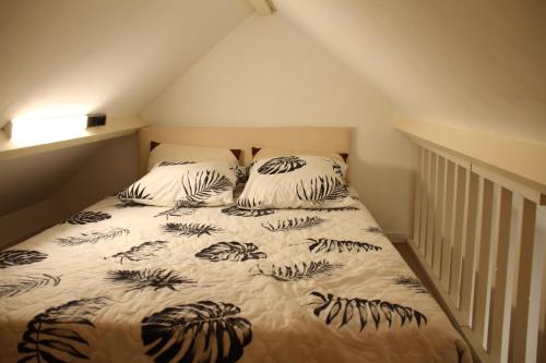 une chambre avec un lit avec deux oreillers dessus dans l'établissement Villa Atlantique, à Assérac