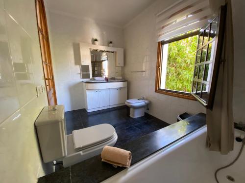 Kylpyhuone majoituspaikassa Villa Carolina with private pool