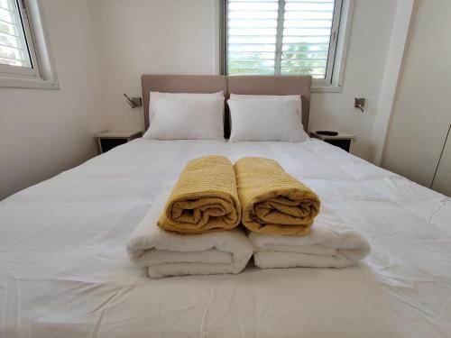 מיטה או מיטות בחדר ב-2BDR Holiday Home by Mezizim Beach and TLV Port!