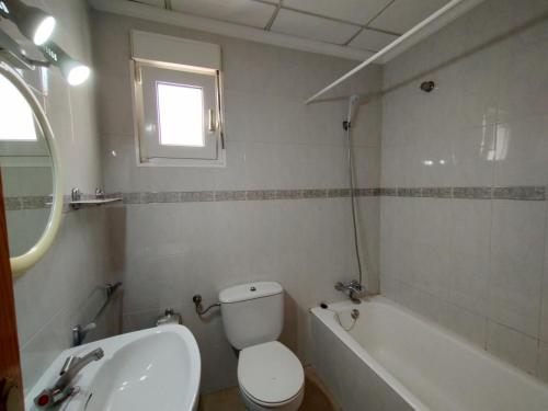 apartamento con aire acondicionado de tres dormitorios en el centro y junto a la playa