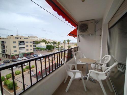 apartamento con aire acondicionado de tres dormitorios en el centro y junto a la playa