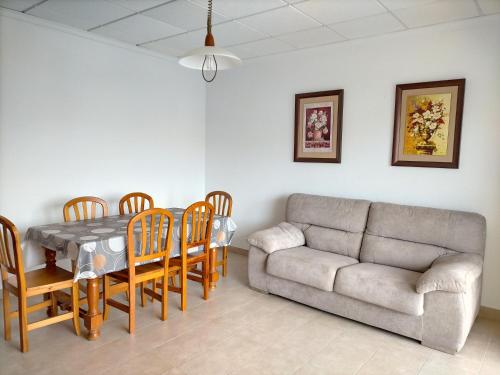 Posezení v ubytování apartamento con aire acondicionado de tres dormitorios en el centro y junto a la playa