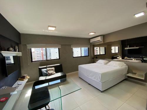 sypialnia z białym łóżkiem i łazienką w obiekcie Edifício Time Apto 817 ER Hospedagens w mieście Maceió