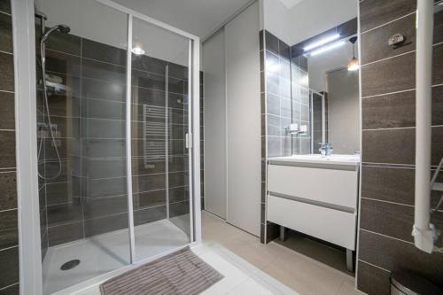 une salle de bain avec douche et lavabo dans l'établissement Marina Bay, à Antibes