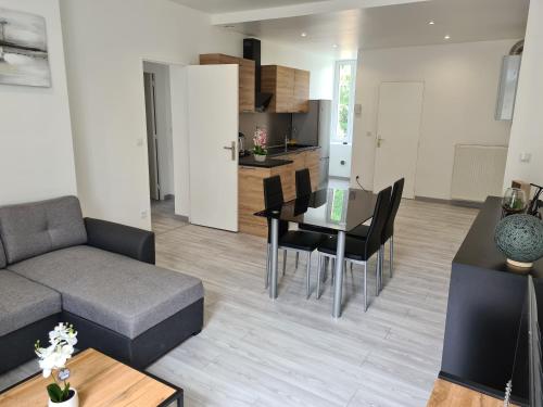 a living room with a couch and a table at Vierzon superbe appartement in Vierzon