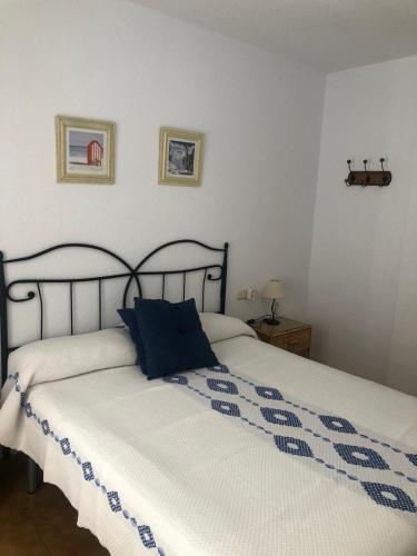 a bedroom with a bed with a blue pillow on it at BAHIA MAZARRON apartamento en primera linea playa in Puerto de Mazarrón