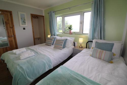 מיטה או מיטות בחדר ב-Raynald House