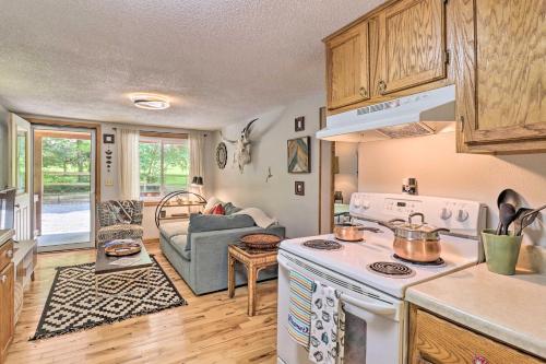 Dapur atau dapur kecil di Vintage Creekside Cottage with Hot Tub and Grill!