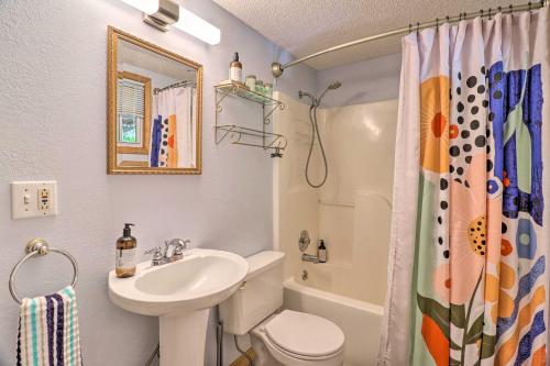 Bilik mandi di Vintage Creekside Cottage with Hot Tub and Grill!