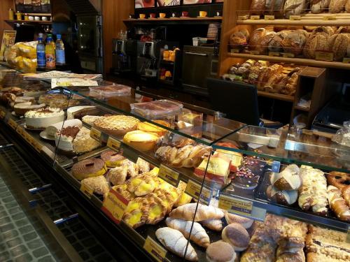 uma padaria cheia de diferentes tipos de pastelarias em Pension "Am Markt" em Treis-Karden