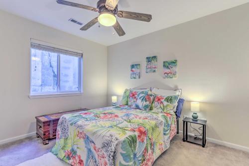 Ein Bett oder Betten in einem Zimmer der Unterkunft Community Pool and Dock Lake of the Ozarks Condo!