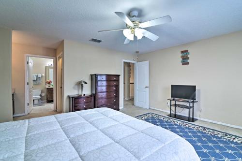 Кровать или кровати в номере Spacious Brandon Home about 12 Miles to Tampa!