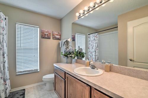 Ванная комната в Spacious Brandon Home about 12 Miles to Tampa!