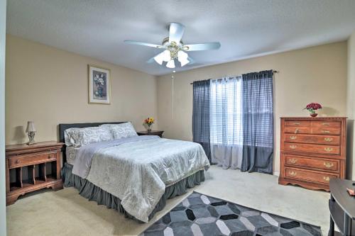 Кровать или кровати в номере Spacious Brandon Home about 12 Miles to Tampa!