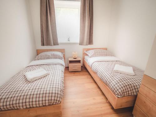 Una cama o camas en una habitación de Alpenglueck Tauplitz