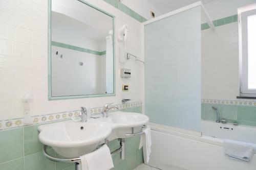 Kúpeľňa v ubytovaní Hotel Flora Wellness & Beauty