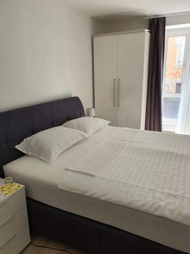 uma cama grande num quarto com uma janela em Aldi 3 em Pula