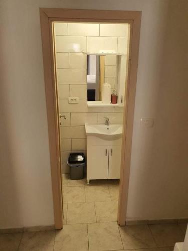 un baño con lavabo y espejo en Aldi 3, en Pula