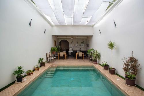 uma piscina num quarto com mesa e cadeiras em La Casa de Pino em Oaxaca City