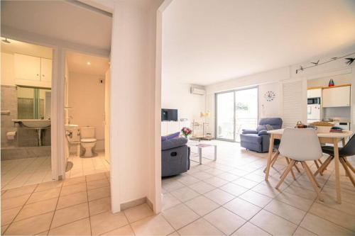 un salon avec un canapé bleu et une table dans l'établissement Les Palmiers, à Cannes