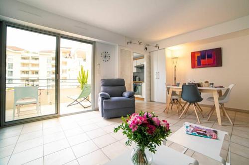 un salon avec un canapé et une table dans l'établissement Les Palmiers, à Cannes