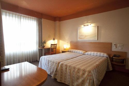 een hotelkamer met een bed en een tafel bij Hotel Igartza in Beasain