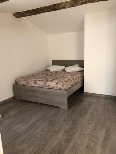 une chambre avec un lit et un parquet dans l'établissement Appartement en centre ville, à Hyères