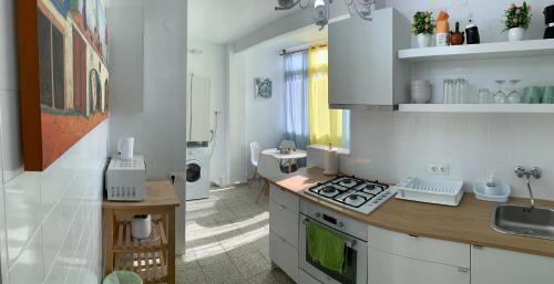 Kuchnia lub aneks kuchenny w obiekcie Bright and Modern Apartment 3 bedroom with Balcony E3EV