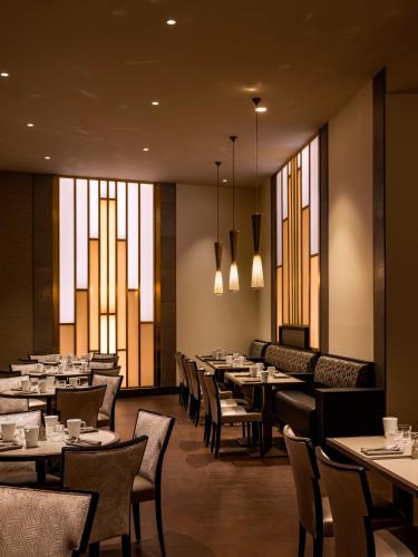 En restaurant eller et andet spisested på Disney Hotel New York - The Art of Marvel