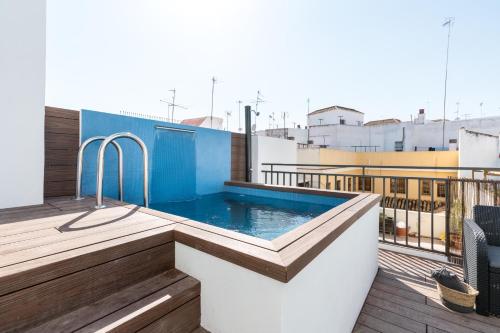 uma piscina na varanda de um edifício em Apartamentos Leoncillos em Sevilha
