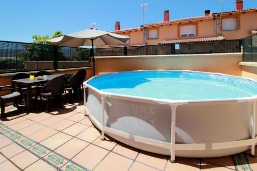 a hot tub on the roof of a building at Casa turística Me quedo en el pueblo in Muñana