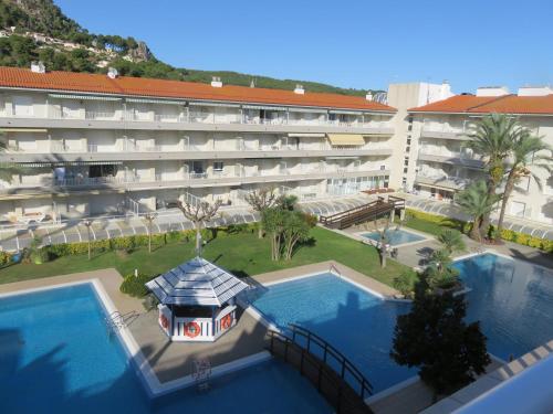 an aerial view of a hotel with two pools at Apartamentos Mar D'Or in L'Estartit