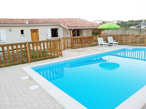 Swimming pool sa o malapit sa Etang Vallier Resort Brossac