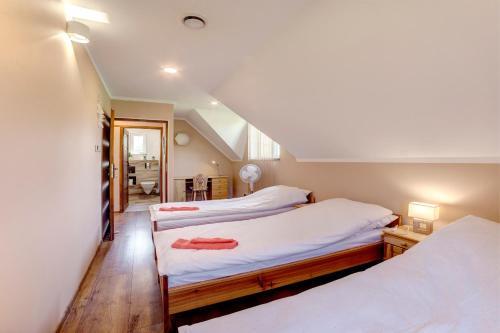 2 camas individuais num quarto com uma escada em Wilczy Jar Bieszczady em Bukowsko