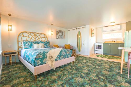 En eller flere senge i et værelse på RYE MOTOR INN - An Adults Only Hotel