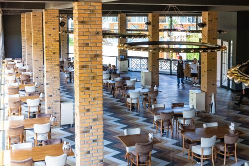 En restaurant eller et andet spisested på Riva Hill Resort Lankaran