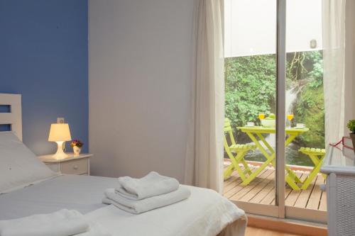 バレンシアにあるSingular Apartments Jorge Juanのベッドルーム1室(ベッド1台付)、バルコニー(テーブル付)