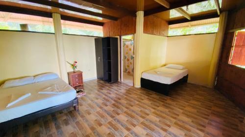 ヌキにあるEcolodge Mar y Rioのベッド2台とバスタブが備わる客室です。