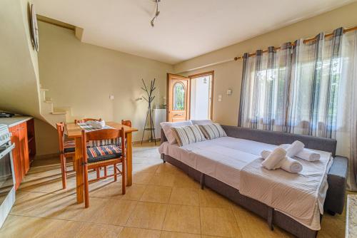 1 dormitorio con cama, mesa y escritorio en Small House with Garden & View, en Promírion